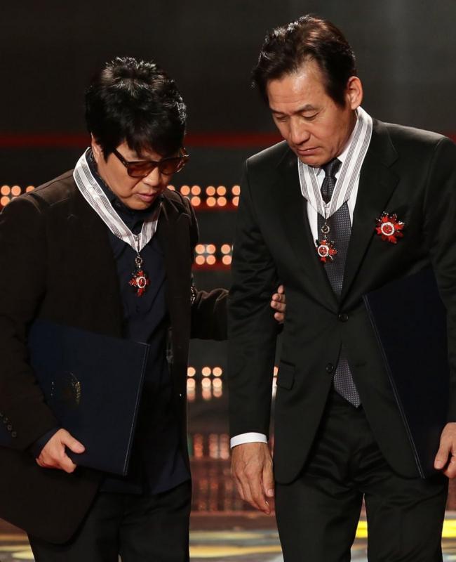 한달음에 달려온 조용필, 60년 지기 안성기에 “또 만나자”