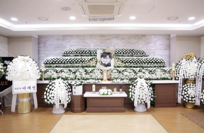 한달음에 달려온 조용필, 60년 지기 안성기에 “또 만나자”